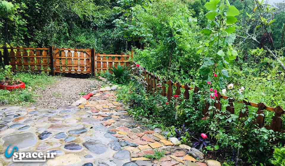 نمای حیاط کلبه چوبی کلاسیک - رامسر - روستای استخر پشته